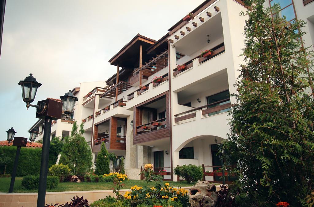 White Coast Beach Apartments Kavarna Exteriör bild