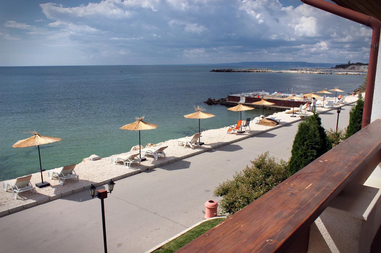 White Coast Beach Apartments Kavarna Exteriör bild