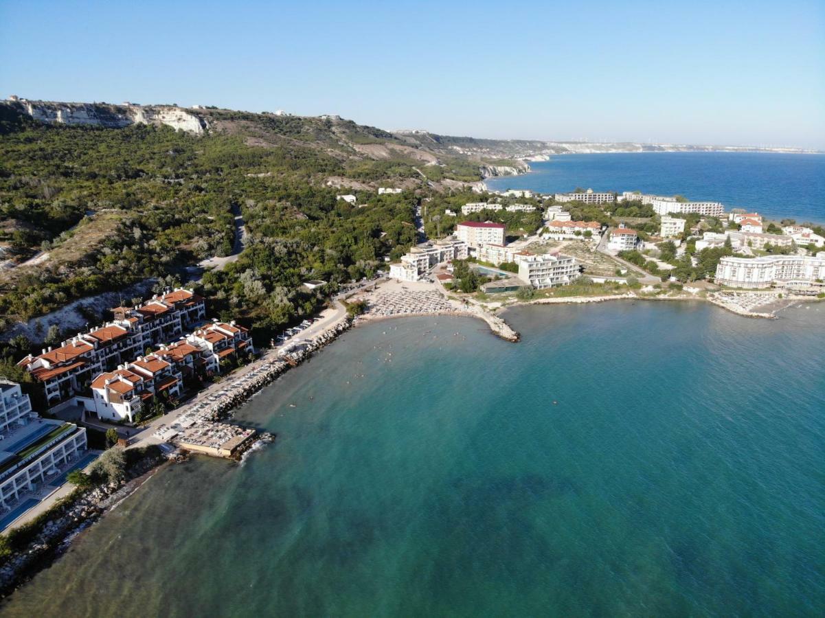 White Coast Beach Apartments Kavarna Exteriör bild